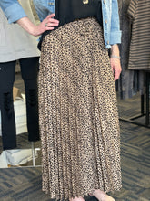 Load image into Gallery viewer, Pleated Cheetah Maxi Skirt